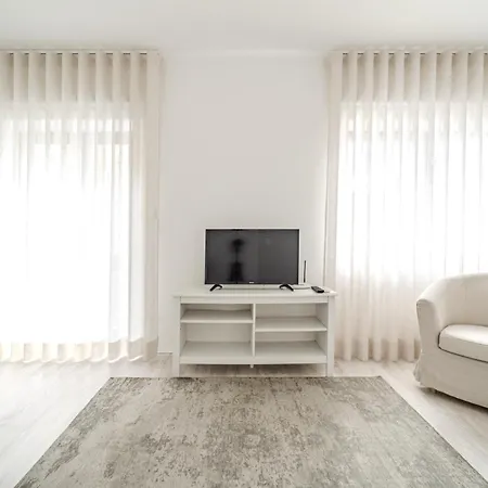 By House And People アパート