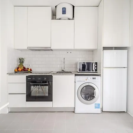 By House And People アパート *