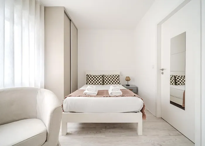 Apartmán By House And People